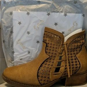 Very G Mata Boot in Camel